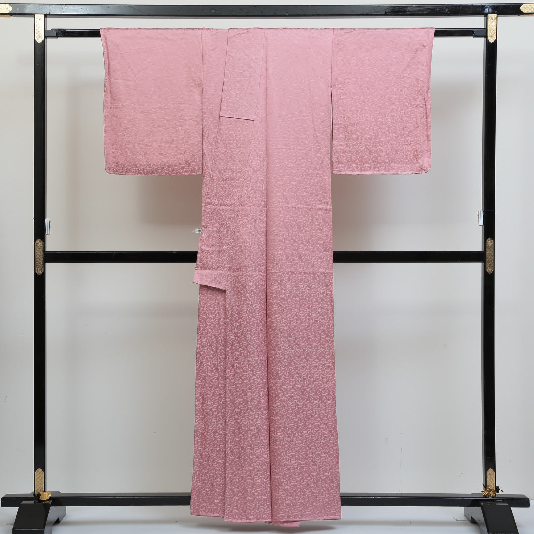 色無地 袷 身丈158cm 裄丈65cm 正絹 Sランク 一つ紋 (丸に釘抜き) 紋意匠 (創作柄) セミフォーマル 広衿 Mサイズ ピンク系 M4 1219-04999