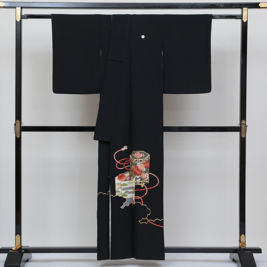 黒留袖 五つ紋 剣片喰 身丈157cm 裄丈62.5cm Sランク 正絹 袷 広衿 M 蘇州刺繍 貝桶 松 フォーマル 黒系 1211-F0144