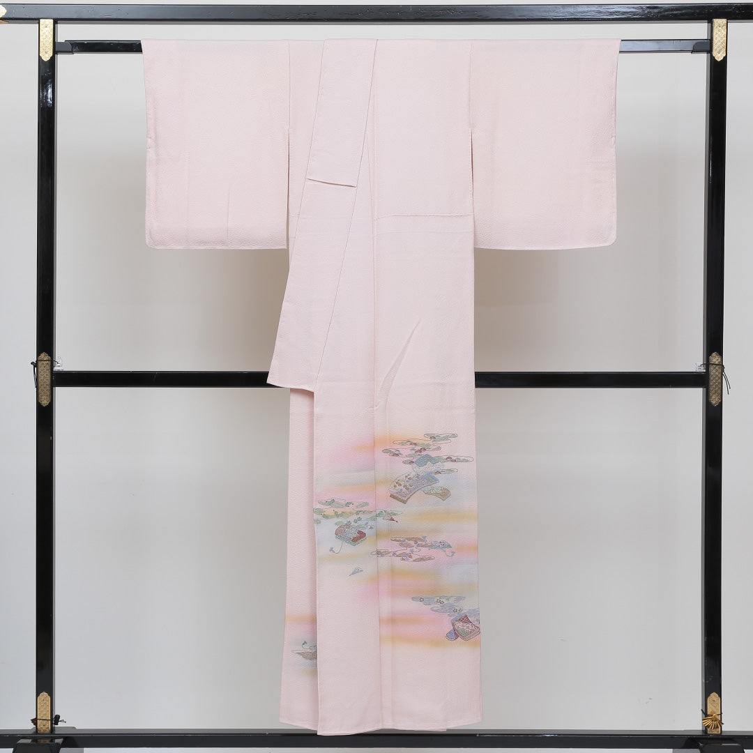 色留袖 (ふくれ織) 一つ紋 丸に違い鷹羽 身丈146cm 裄丈63.5cm Sランク 正絹 袷 広衿 XS 蘇州刺繍 吉祥文様 セミフォーマル ピンク系 1211-F0130