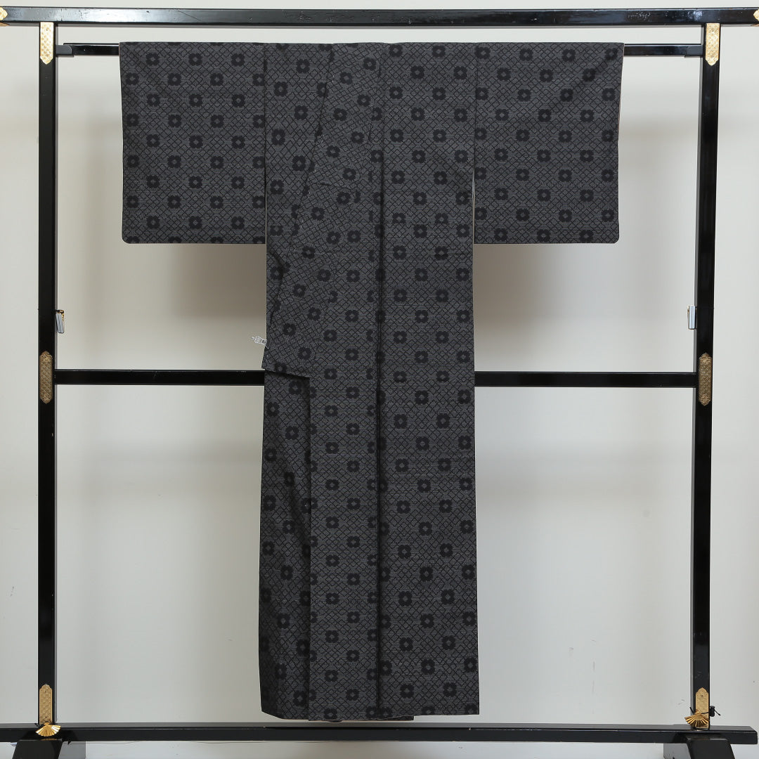 大島紬 袷 身丈146cm 裄丈62cm 正絹 Sランク インフォーマル 広衿 XSサイズ 緯総絣 籠目 花柄 グレー系 RP 1223-02727