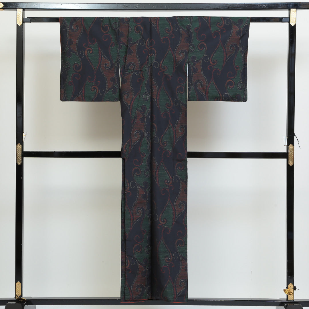 紬(大島紬) アンサンブル 袷 身丈151cm 裄丈63cm 正絹 Sランク Sサイズ 広衿 インフォーマル 紐あり 緯総絣 唐華 紺系 1216-02710