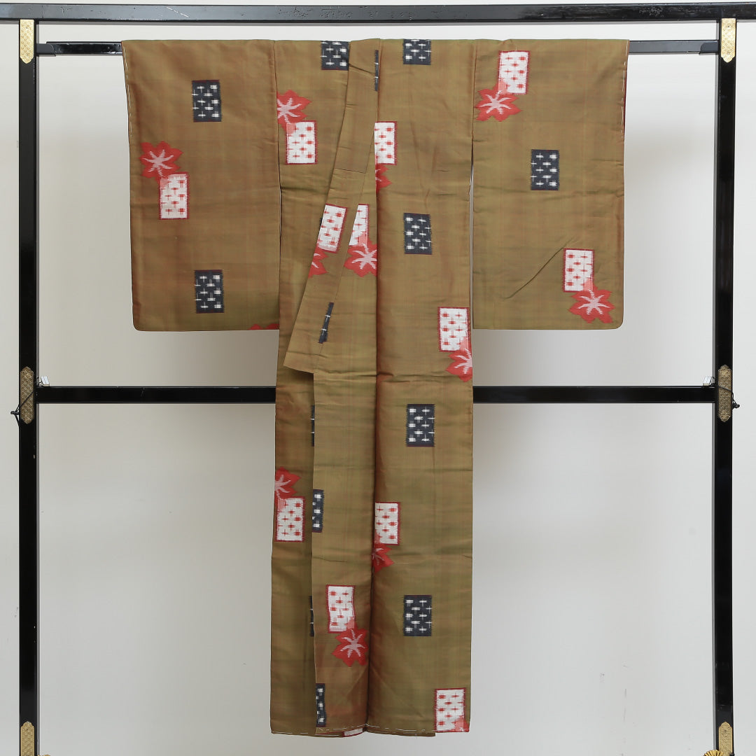 アンティーク 銘仙の着物 袷 身丈146cm 裄丈62cm 正絹 Aランク バチ衿 XSサイズ 歌留多 楓 茶系 RP 1223-02746