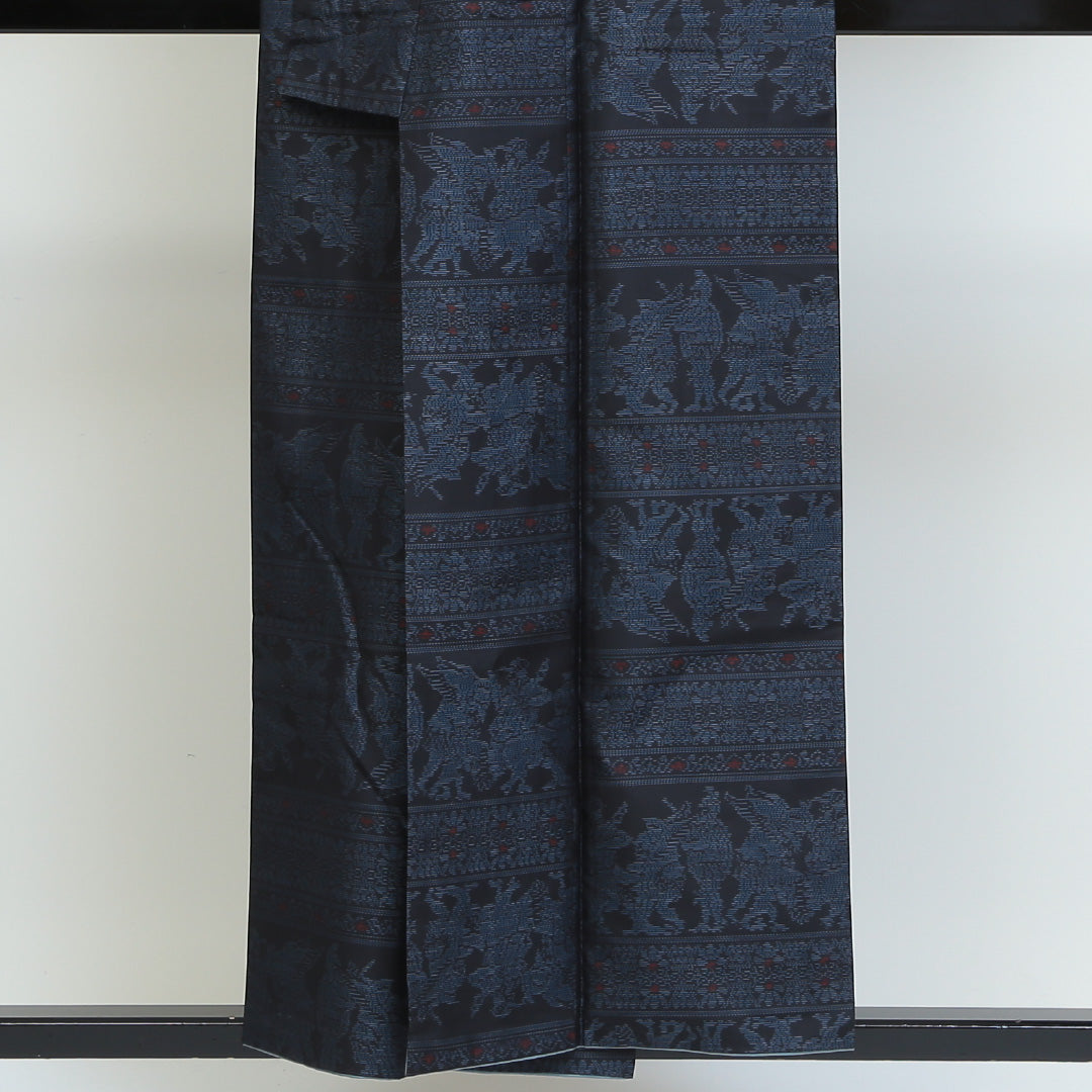 紬(大島紬) 袷 身丈153cm 裄丈64cm 正絹 Sランク Sサイズ 広衿 インフォーマル 緯総絣 コプト柄 紺系 1216-02699