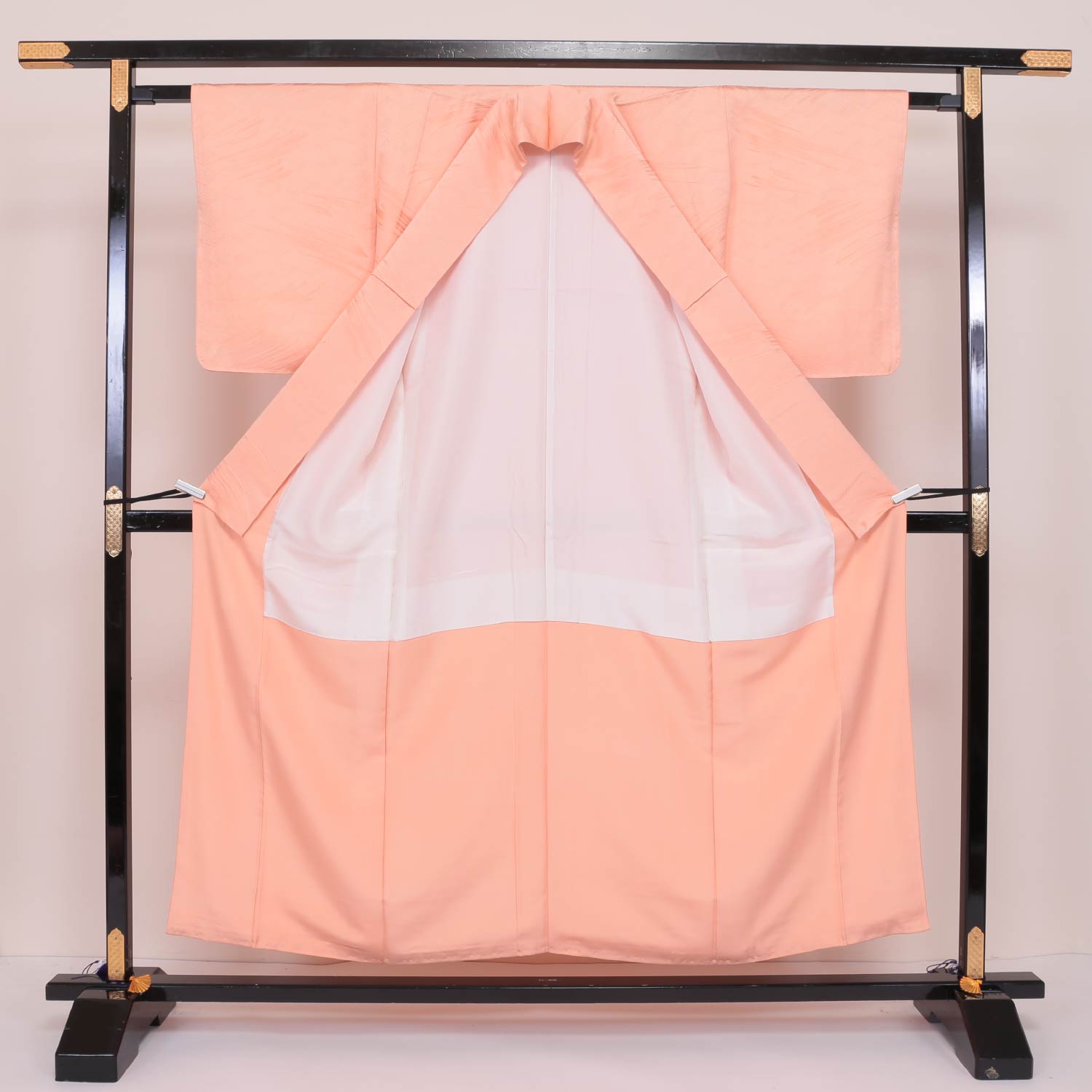 色無地 袷 身丈152cm 裄丈62cm 正絹 Sランク 一つ紋 (三つ橘) 紋意匠 (波) セミフォーマル 広衿 Sサイズ 珊瑚色 ピンク系 RP 1219-04834