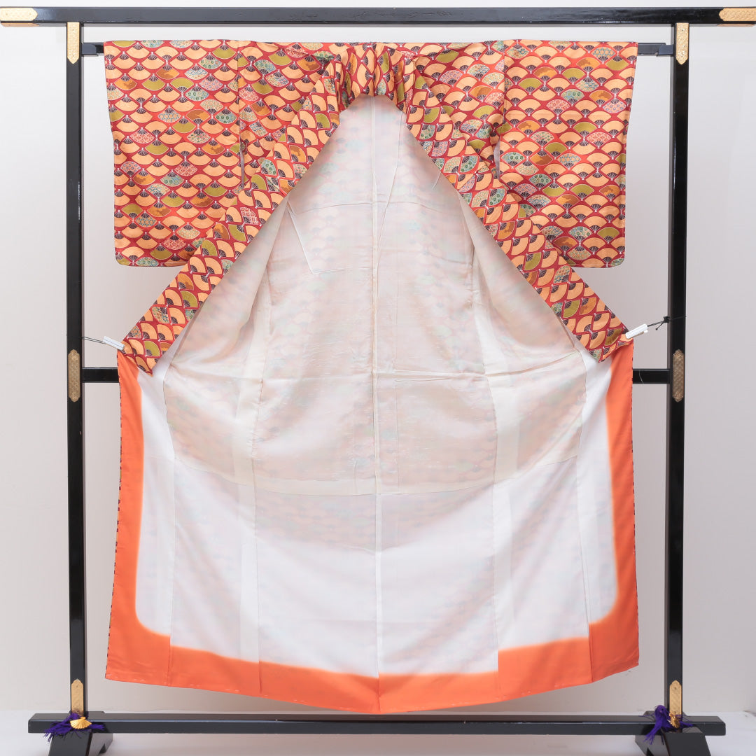 洗える着物 小紋 袷 身丈157cm 裄丈65cm ポリエステル Sランク 紋意匠 (吉祥文様) インフォーマル 広衿 Mサイズ しつけ糸 扇 赤系 RP 1221-00158
