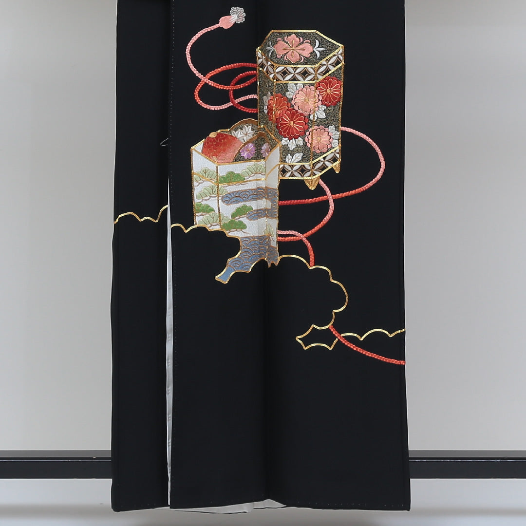 黒留袖 五つ紋 剣片喰 身丈157cm 裄丈62.5cm Sランク 正絹 袷 広衿 M 蘇州刺繍 貝桶 松 フォーマル 黒系 1211-F0144