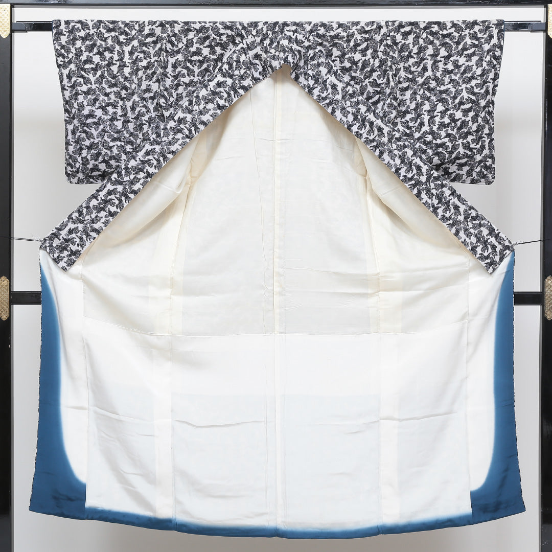 小紋 袷 身丈145cm 裄丈61cm 正絹 Cランク XSサイズ 広衿 インフォーマル ちりめん 獅子 白系 1215-00513