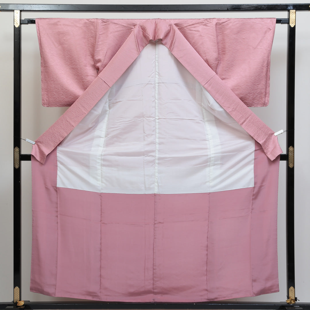 色無地 袷 身丈158cm 裄丈65cm 正絹 Sランク 一つ紋 (丸に釘抜き) 紋意匠 (創作柄) セミフォーマル 広衿 Mサイズ ピンク系 M4 1219-04999