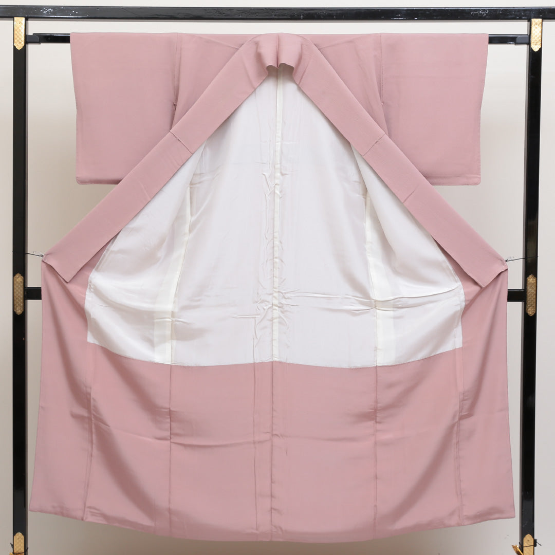 色無地 袷 身丈148cm 裄丈59cm 正絹 Sランク 一つ紋 (抱き沢瀉) セミフォーマル 広衿 XSサイズ 無地 ピンク系 M4 1219-04920