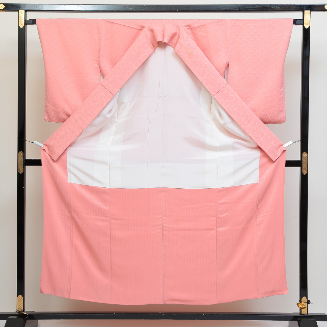 色無地 袷 身丈154cm 裄丈67cm 正絹 Sランク Sサイズ 広衿 一つ紋(丸に二ッ立鼓) セミフォーマル 紋意匠 青海波 ピンク系 1214-04976