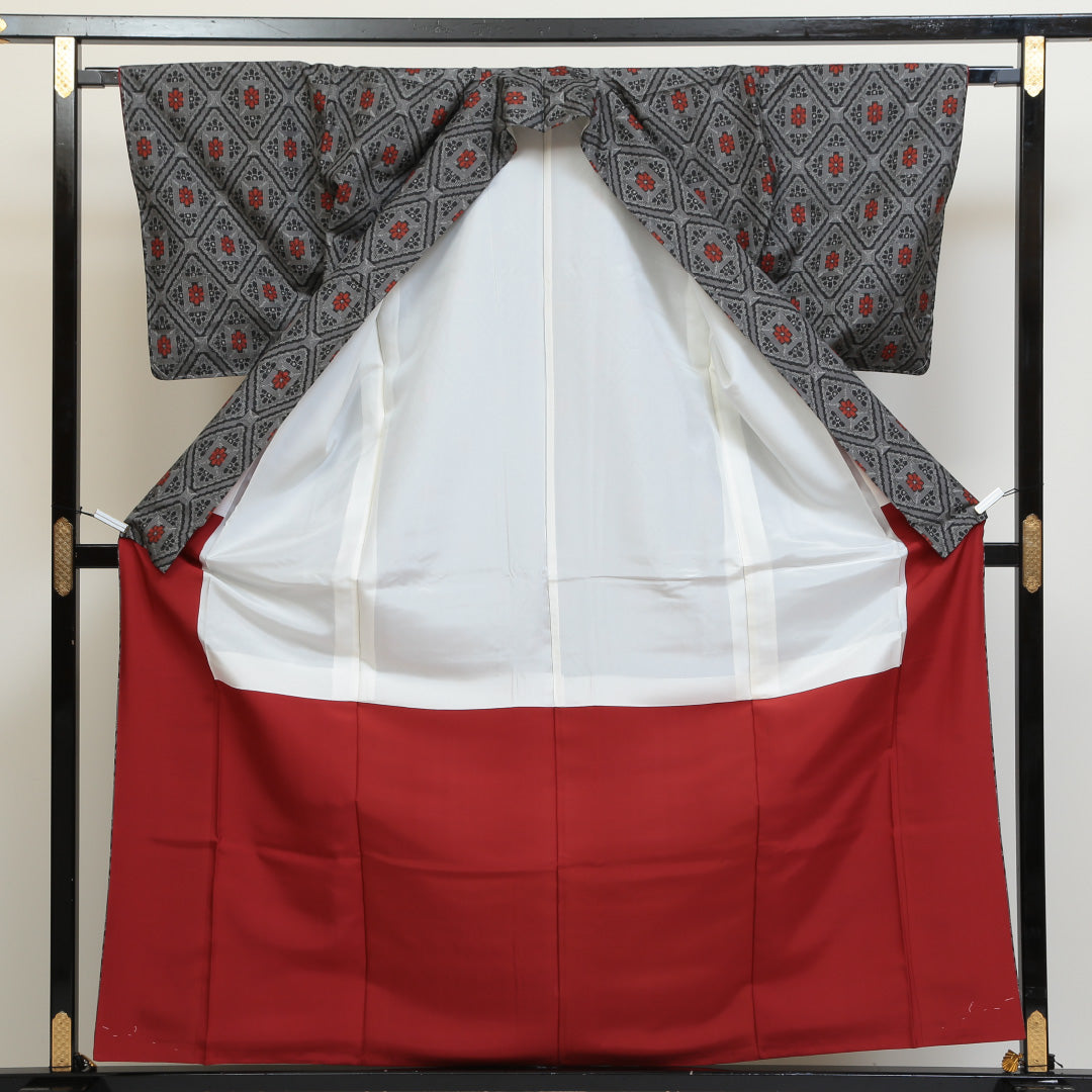 村山大島紬 袷 身丈160cm 裄丈65cm 正絹 Sランク インフォーマル 広衿 Lサイズ 証紙 しつけ糸 蜀江 菱 グレー系 RP 1223-02684