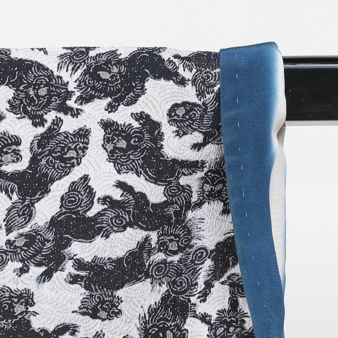 小紋 袷 身丈145cm 裄丈61cm 正絹 Cランク XSサイズ 広衿 インフォーマル ちりめん 獅子 白系 1215-00513