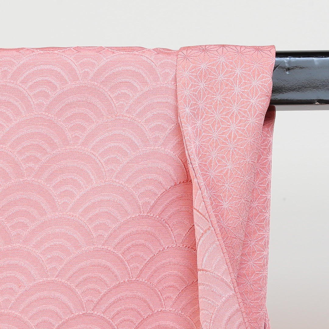 色無地 袷 身丈154cm 裄丈67cm 正絹 Sランク Sサイズ 広衿 一つ紋(丸に二ッ立鼓) セミフォーマル 紋意匠 青海波 ピンク系 1214-04976