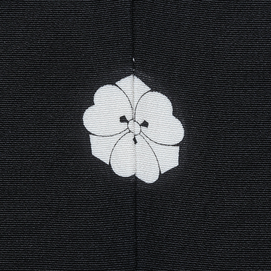 黒留袖 五つ紋 剣片喰 身丈157cm 裄丈62.5cm Sランク 正絹 袷 広衿 M 蘇州刺繍 貝桶 松 フォーマル 黒系 1211-F0144