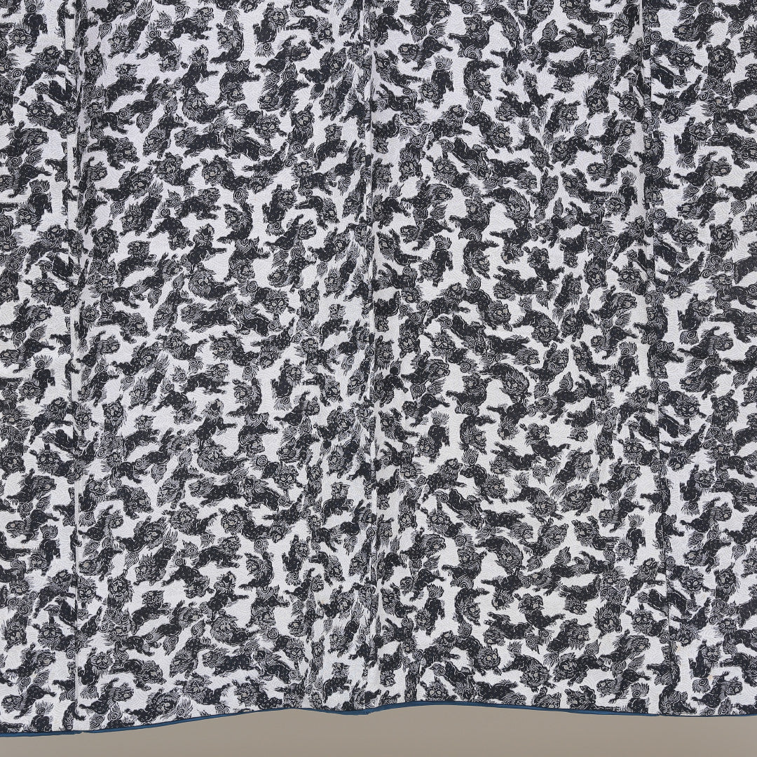 小紋 袷 身丈145cm 裄丈61cm 正絹 Cランク XSサイズ 広衿 インフォーマル ちりめん 獅子 白系 1215-00513