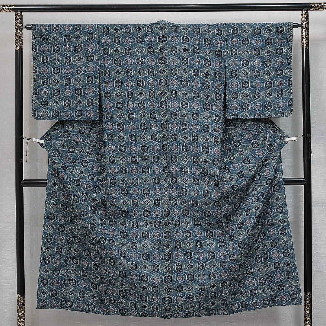 洗える着物 ウールの紬 単衣 身丈145cm 裄丈64cm ウール Sランク カジュアル バチ衿 XSサイズ 居敷当て 肩当て 亀甲 創作柄 青系 RP 1223-14783