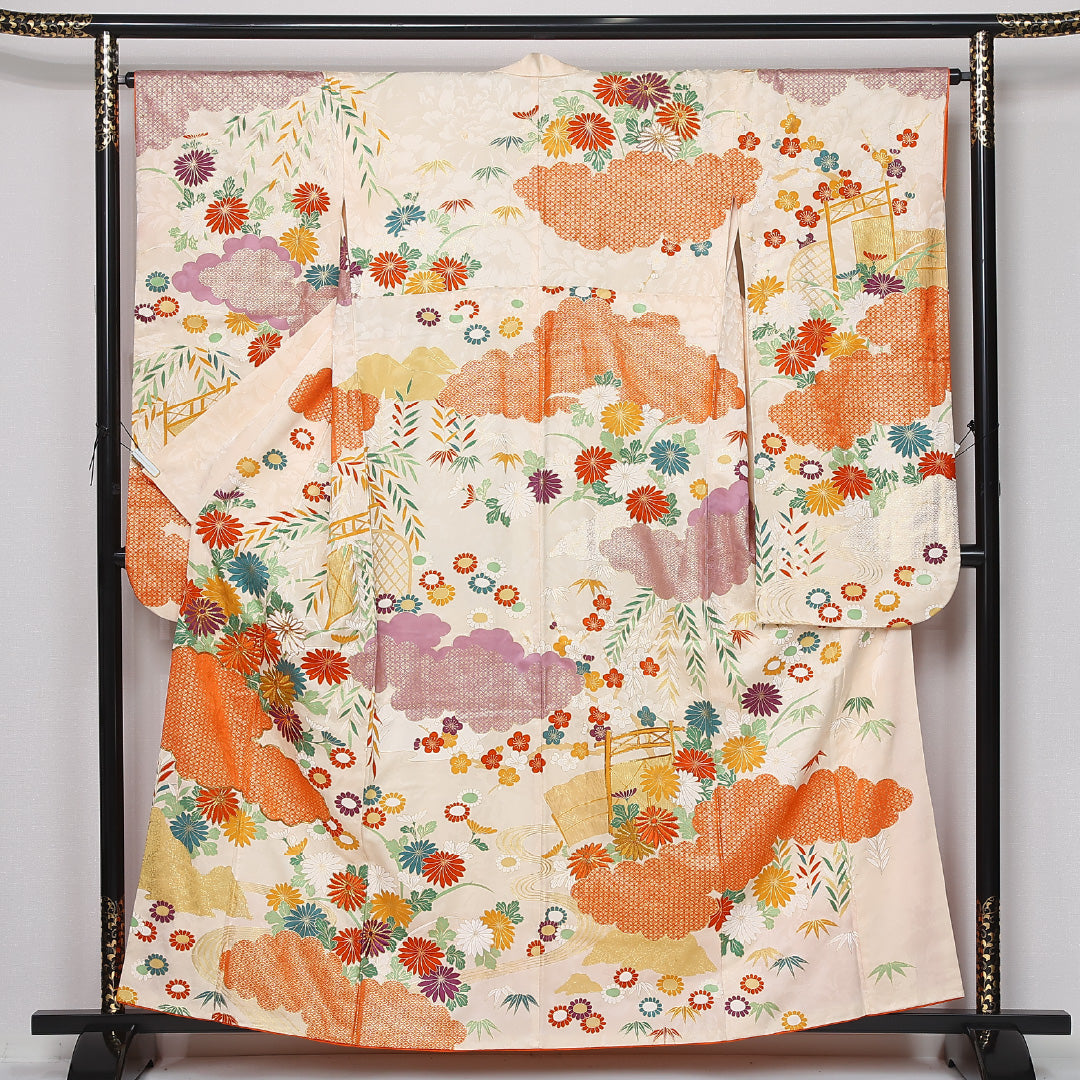 振袖 身丈159cm 裄丈64.5cm Bランク 袷 正絹 L 広衿 刺繍 金駒刺繍 御所解 吉祥文様 古典柄 菊 桜 梅 花柄 金襴 クリーム系 1213-F0436