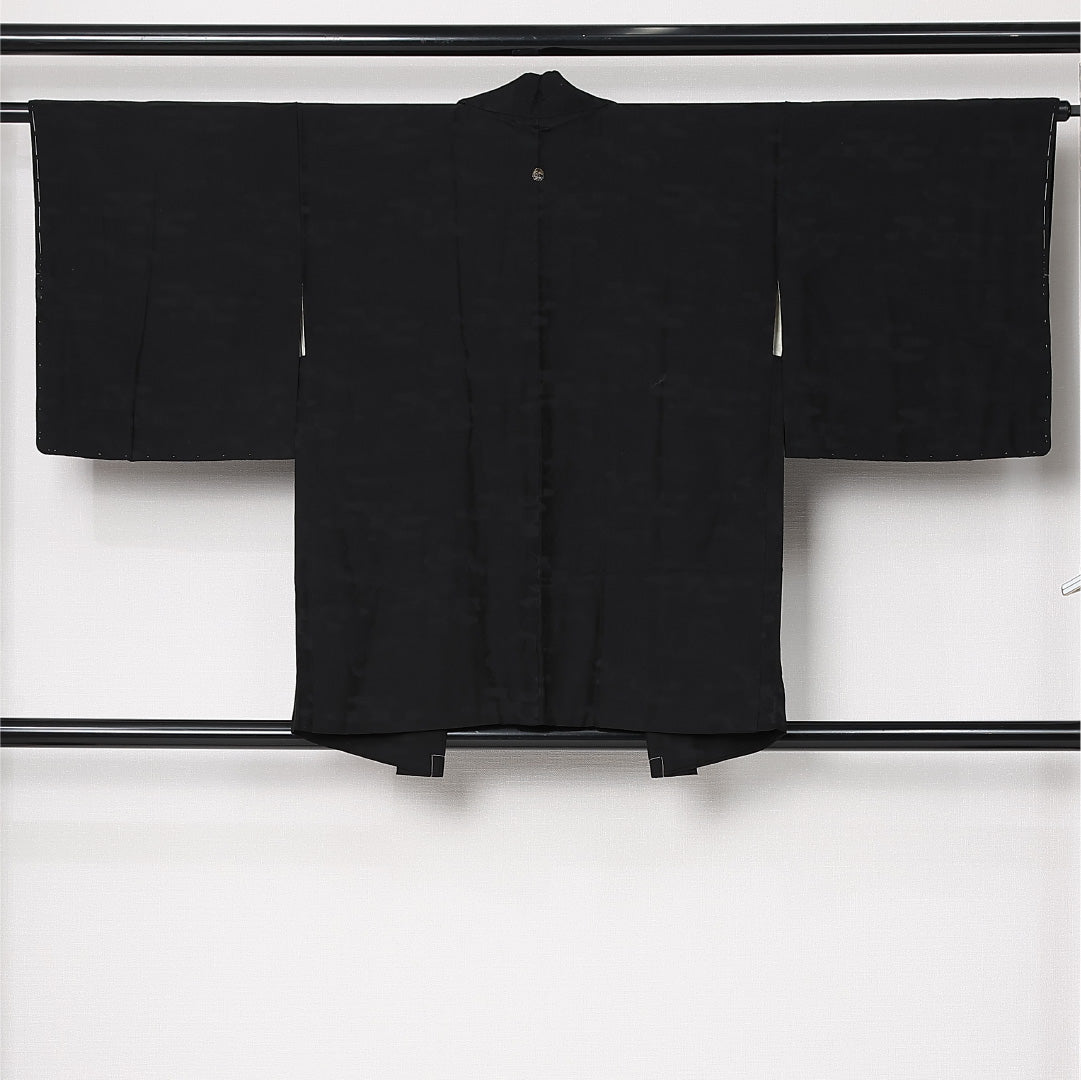 黒羽織 袷 身丈78cm 裄丈63cm 正絹 Aランク 一つ紋 (向かい蝶) セミフォーマル Sサイズ 吉祥文様 黒系 RP 1233-12925