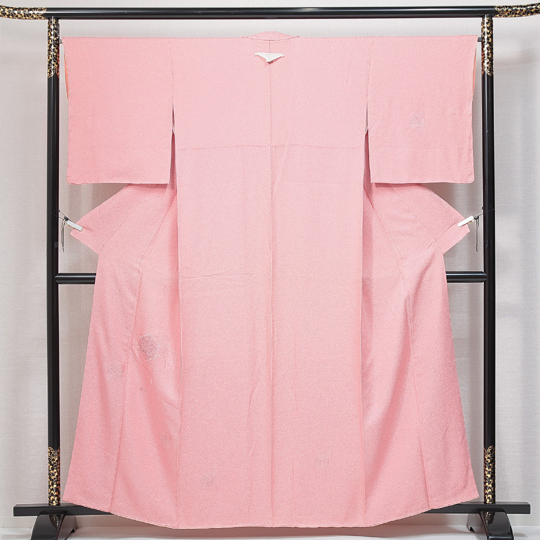 未使用品 色無地 袷 身丈158cm 裄丈65cm 正絹 Nランク 一つ紋 (五三桐) 紋意匠 (紗綾型) セミフォーマル 広衿 Mサイズ 付下げ 蘇州刺繍 汕頭刺繍 しつけ糸 亀甲 牡丹 ピンク系 M4 1219-14737