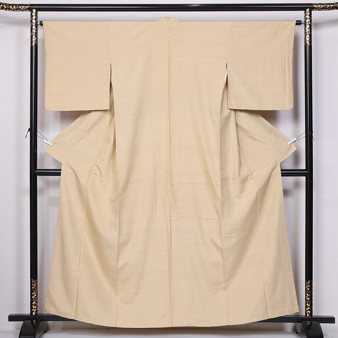 色無地（結城紬） 紬地 袷 身丈158cm 裄丈64cm Aランク 正絹 広衿 Mサイズ 一つ紋（丸に抱き橘） インフォーマル 紋意匠 真綿紬 色無地 クリーム系 1214-10845