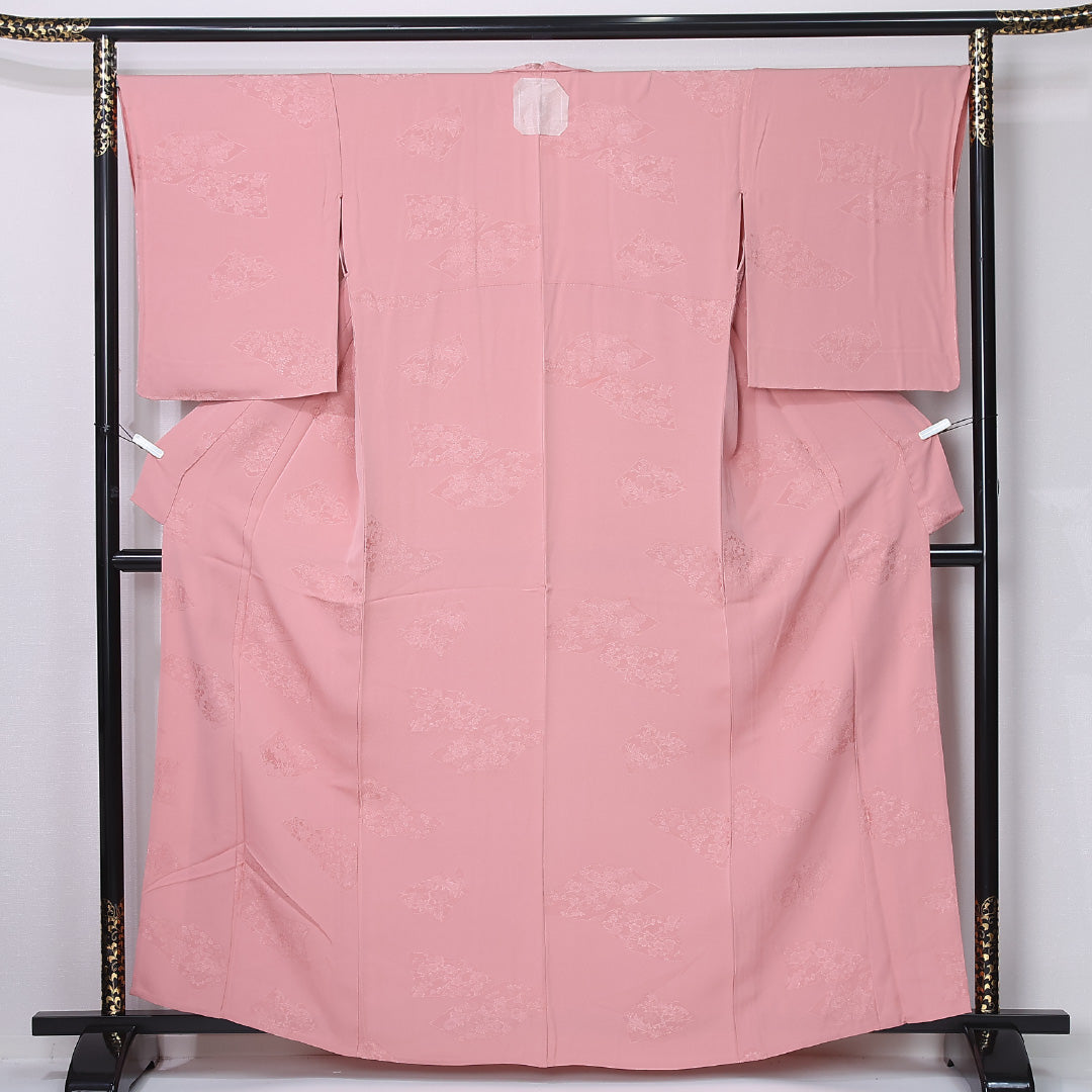未使用品 色無地 身丈164cm 裄丈67cm Nランク L 正絹 単衣 バチ衿 地紋あり 一つ紋 五三桐 色紙 菊 梅 セミフォーマル ピンク系 1214-12277