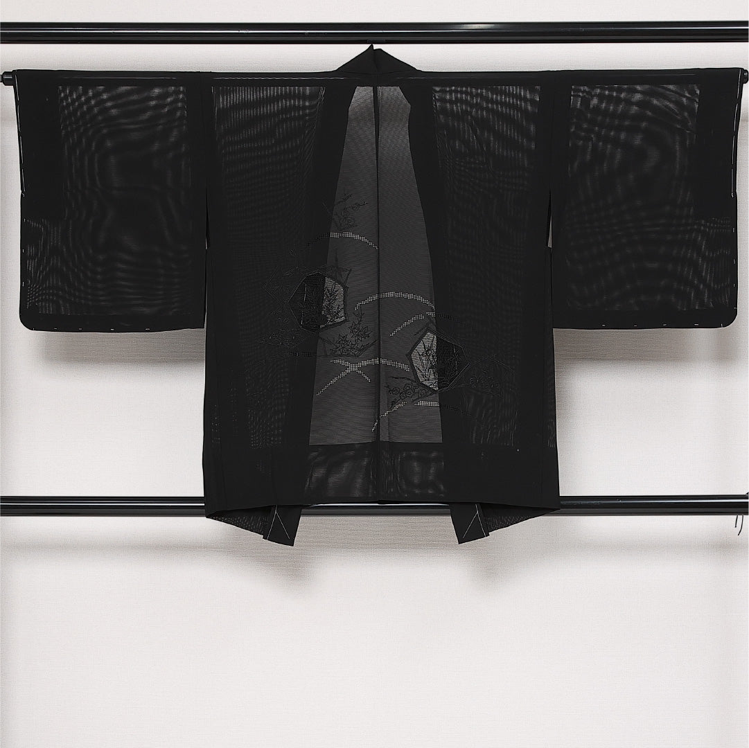 未使用品 夏物 黒羽織 絽 身丈80cm 裄丈65cm 正絹 Nランク インフォーマル Mサイズ もじり織 しつけ糸 芝草 笹 黒系 M4 1233-13687
