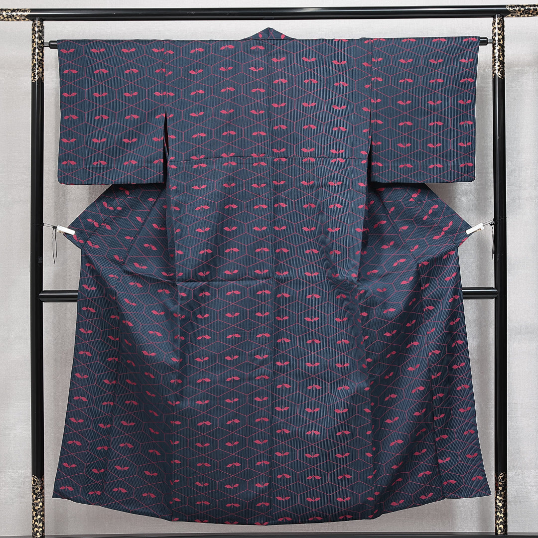 洗える着物 ウールの紬 単衣 身丈152cm 裄丈63cm ウール Aランク カジュアル バチ衿 Sサイズ 肩当て 亀甲 植物柄 紺系 RP 1223-14772