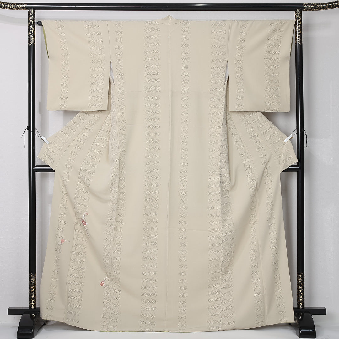 付下げ 身丈168cm 裄丈65cm Aランク XL ポリエステル 洗える着物 袷 広衿 一つ紋 梅鉢 刺繍 梅 椿 セミフォーマル クリーム系 1261-12395