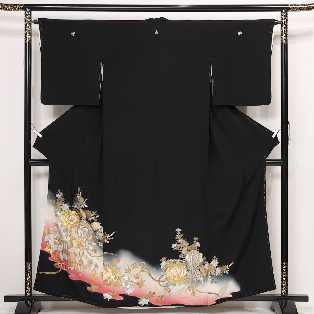 黒留袖 五つ紋 四ツ目菱 身丈158cm 裄丈64.5cm Aランク 正絹 袷 比翼 広衿 M 刺繍 金箔 薔薇 フォーマル 華やか 存在感 黒系 1211-F0577