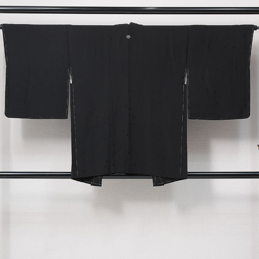 未使用品 黒羽織 袷 身丈80cm 裄丈64cm 正絹 Nランク 一つ紋 (蔦) 紋意匠 (銀杏) セミフォーマル Mサイズ 紐あり 証紙 しつけ糸 黒系 RP 1233-14676