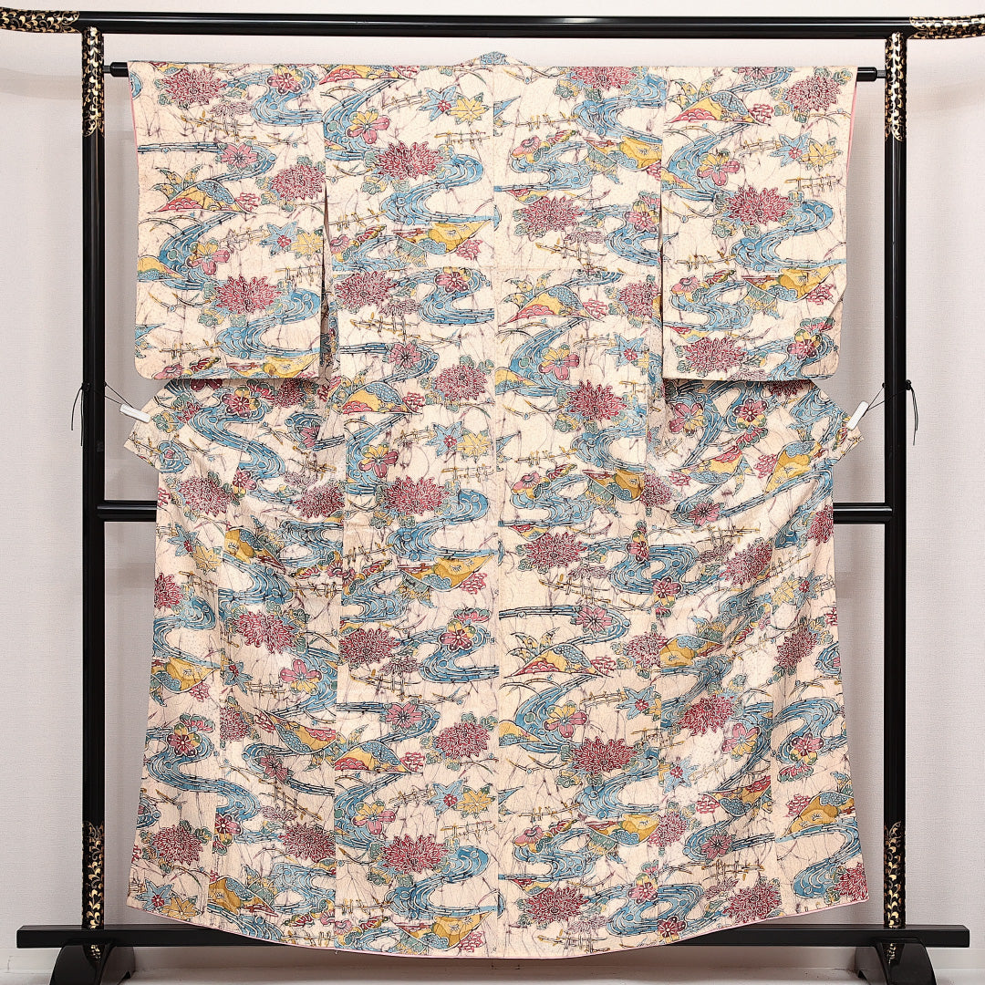 未使用品 小紋 袷 身丈159cm 裄丈62cm 正絹 Sランク インフォーマル バチ衿 Mサイズ しつけ糸 流水 菊 紅葉 クリーム系 RP 1221-14093