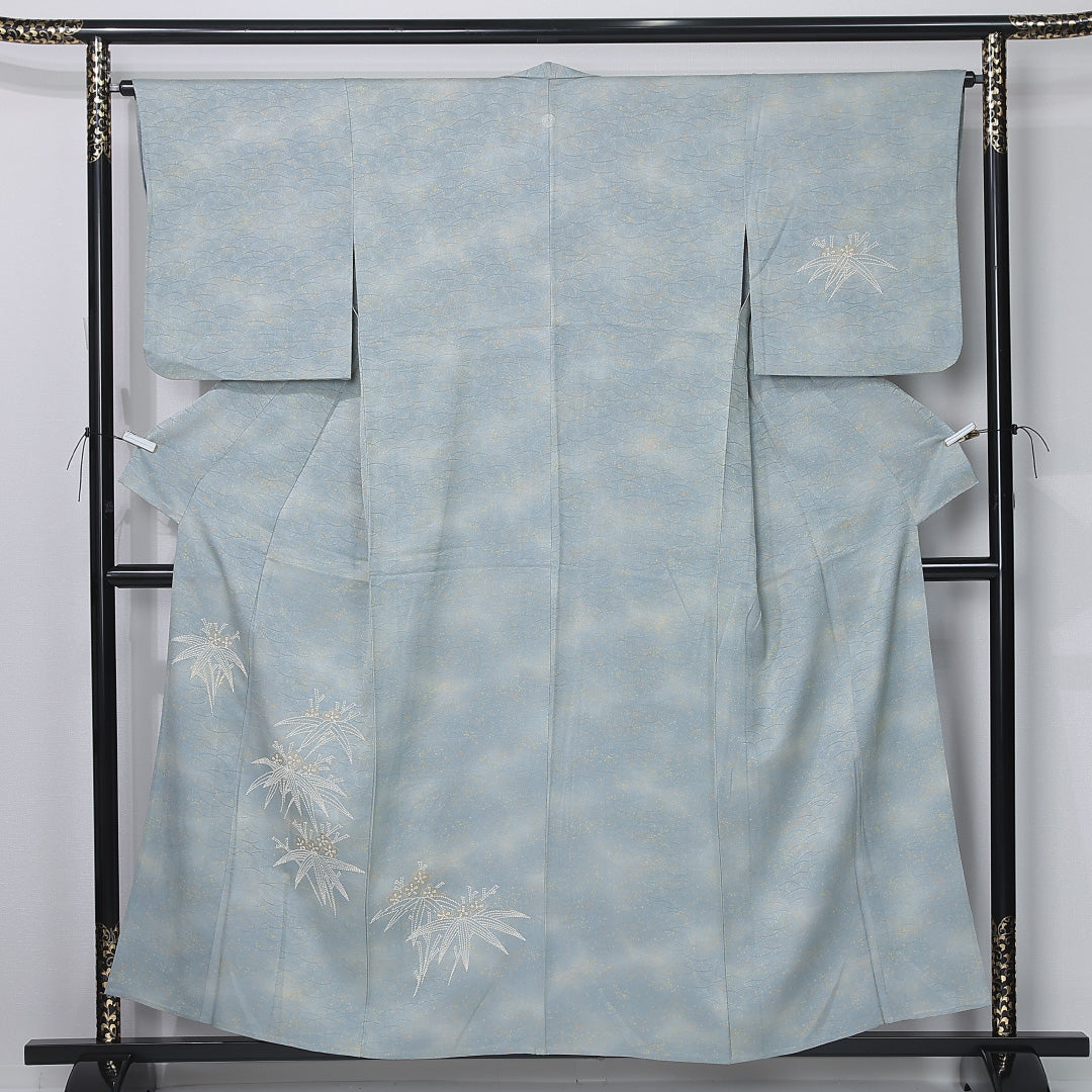 付下げ 身丈156cm 裄丈64cm Sランク M 正絹 単衣 広衿 一つ紋 上がり藤 相良刺繍 芝草 ぼかし 梅 笹 たたき染め セミフォーマル 水色系 1261-12318