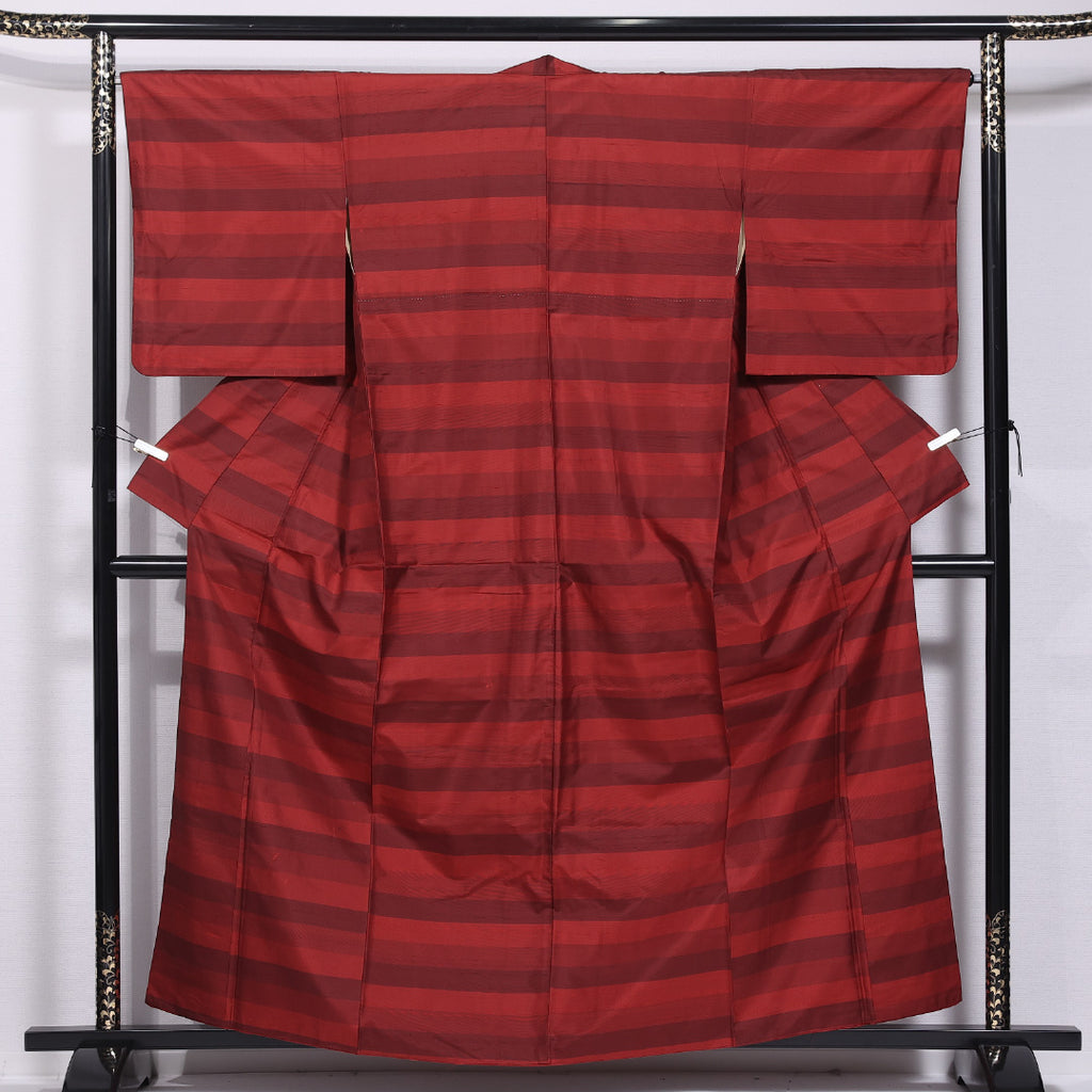 紬 身丈161.5cm 裄丈66cm M 袷 燕 飛び降りる 十字絣 墨色 正絹 美 