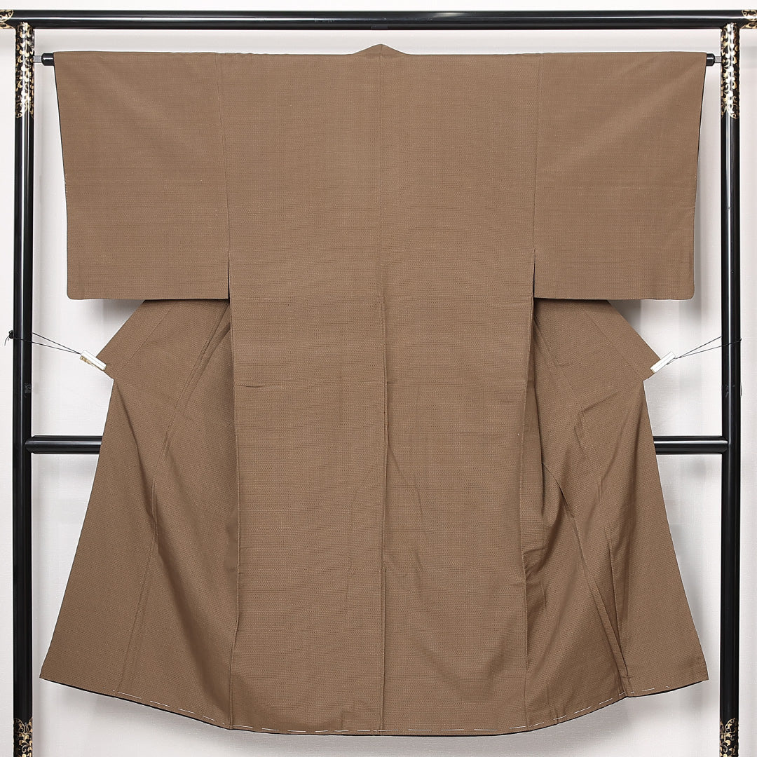 男着物（本塩沢） お召地 袷 身丈136.5cm 裄丈64.5cm Aランク 正絹 棒衿 Sサイズ インフォーマル 亀甲 茶系 黄系 シック 落ち着き 1219-13099