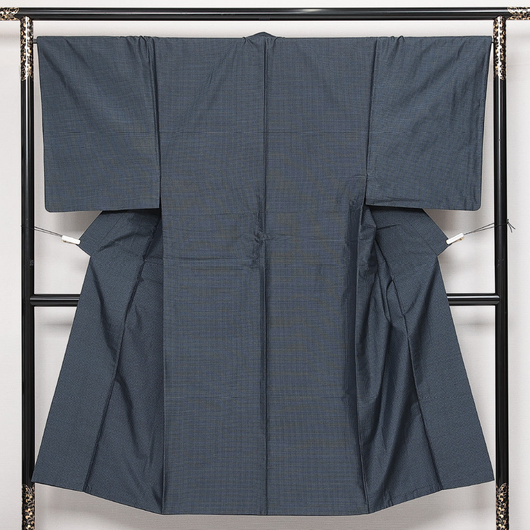 男着物 (大島紬) 袷 身丈142cm 裄丈68cm 正絹 Sランク インフォーマル 棒衿 Mサイズ 経緯絣 亀甲絣 紺系 RP 1224-13956