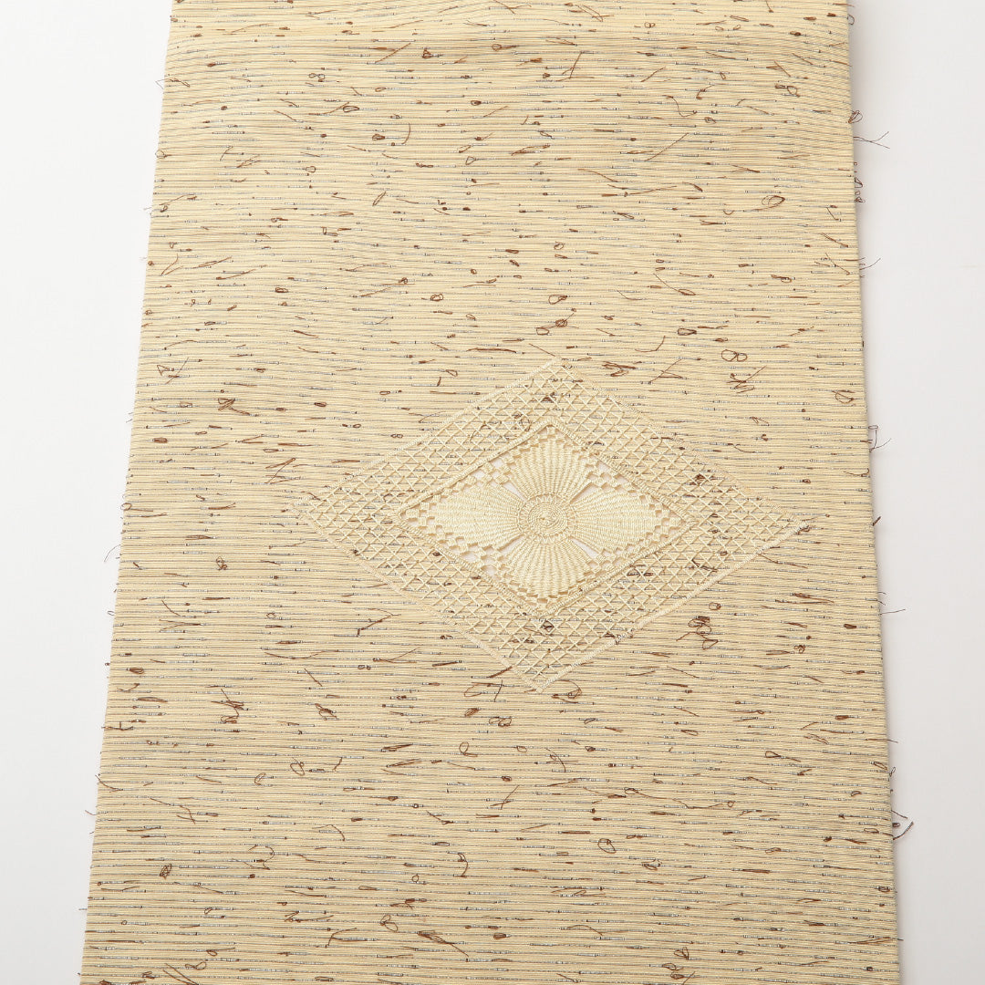 名古屋帯 紬地 ポイント柄 帯丈354cm カジュアル Aランク 正絹 汕頭刺繍 花菱 ひげ紬 クリーム系 1224-02153