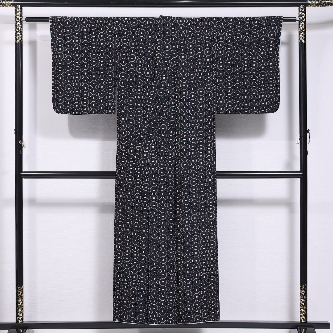 洗える着物 小紋 袷 身丈149cm 裄丈61cm ポリエステル Bランク インフォーマル バチ衿 XSサイズ 創作柄 黒系 HP 1221-11569