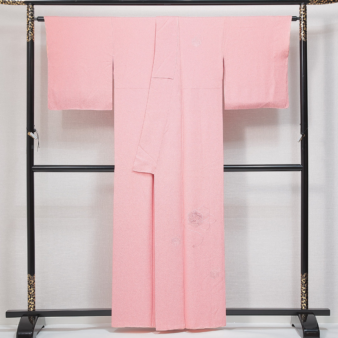 未使用品 色無地 袷 身丈158cm 裄丈65cm 正絹 Nランク 一つ紋 (五三桐) 紋意匠 (紗綾型) セミフォーマル 広衿 Mサイズ 付下げ 蘇州刺繍 汕頭刺繍 しつけ糸 亀甲 牡丹 ピンク系 M4 1219-14737