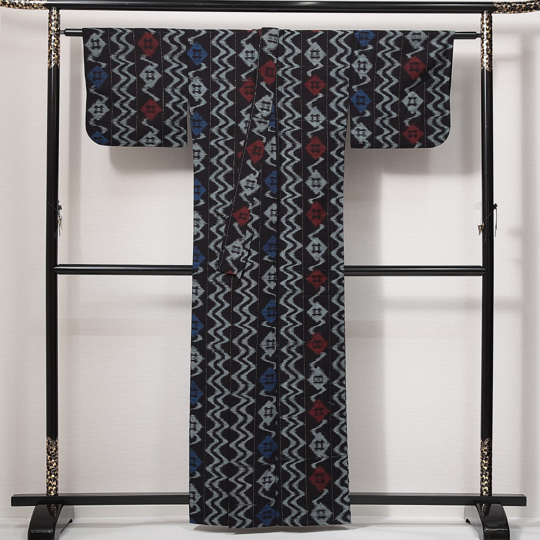 ウールの紬 洗える着物 単衣 身丈158cm 裄丈63cm ウール Sランク Mサイズ バチ衿 カジュアル 居敷当て 肩当て 抽象柄 黒系 1216-14831