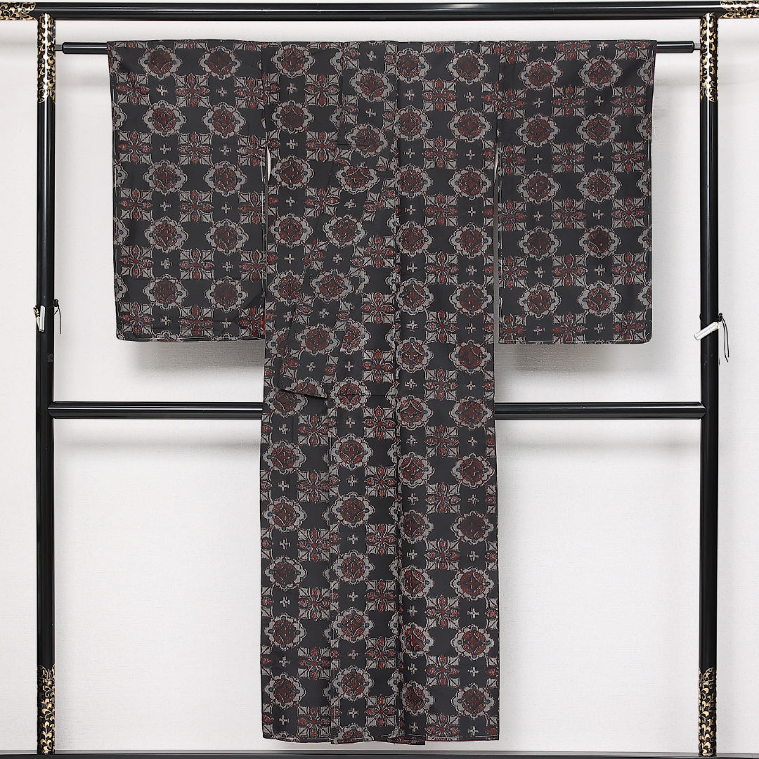 アンティーク 銘仙の着物 袷 身丈148cm 裄丈62cm 正絹 Aランク 広衿 XSサイズ 花菱 黒系 RP 1223-13627
