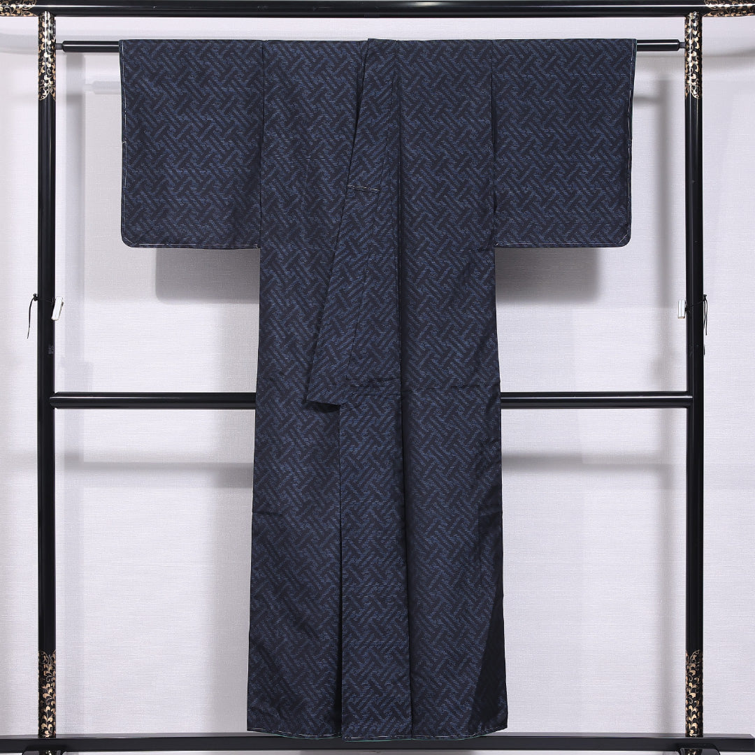 洗える着物 紬 袷 身丈148cm 裄丈60cm ポリエステル Sランク 紋意匠 (紗綾型) カジュアル バチ衿 XSサイズ 紺系 RP 1223-11783