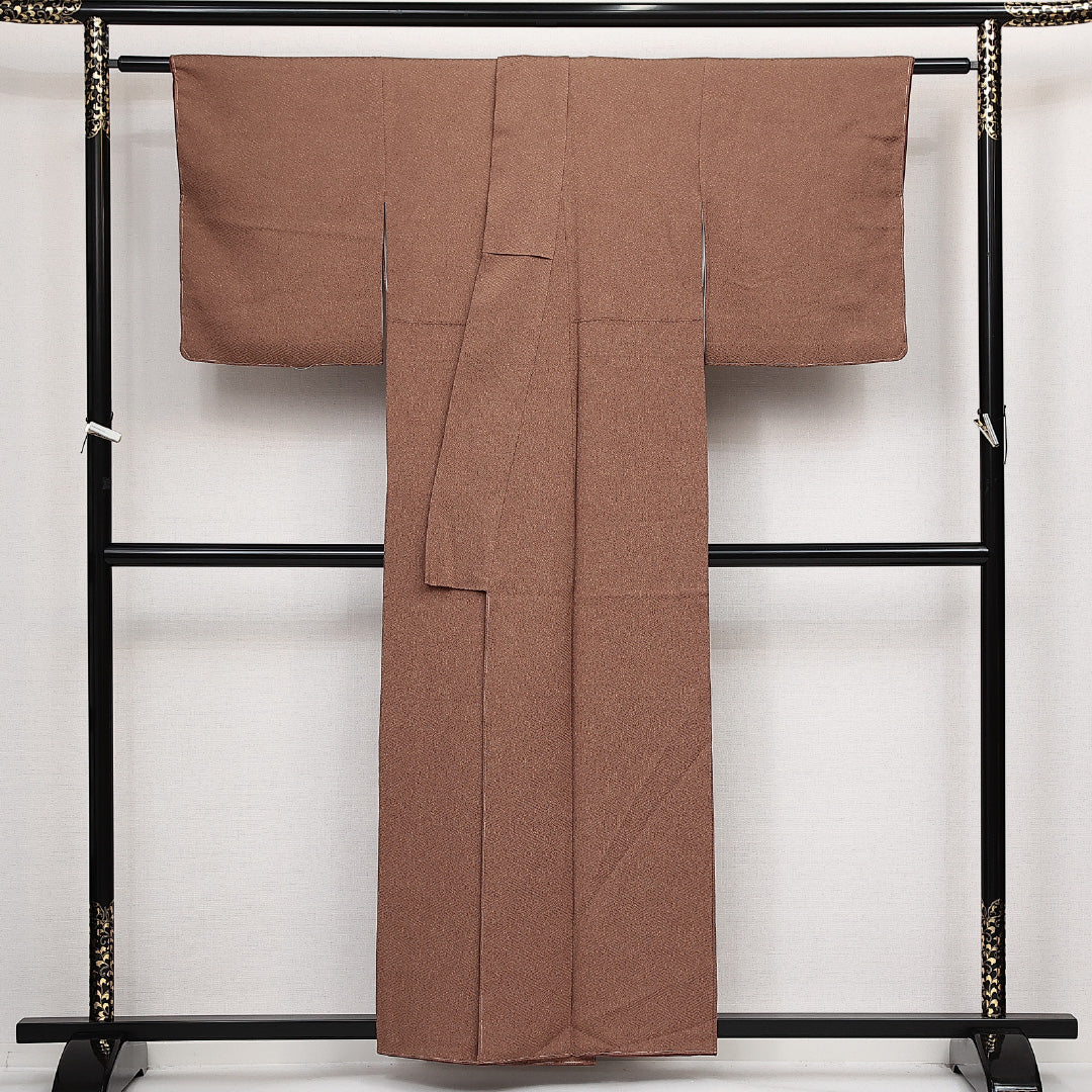未使用品 江戸小紋 (鮫) 袷 身丈156cm 裄丈64cm 正絹 Nランク 一つ紋 (五三桐) 紋意匠 (紗綾形) セミフォーマル 広衿 Mサイズ 伊勢型 型染め しつけ糸 茶系 M4 1220-14056