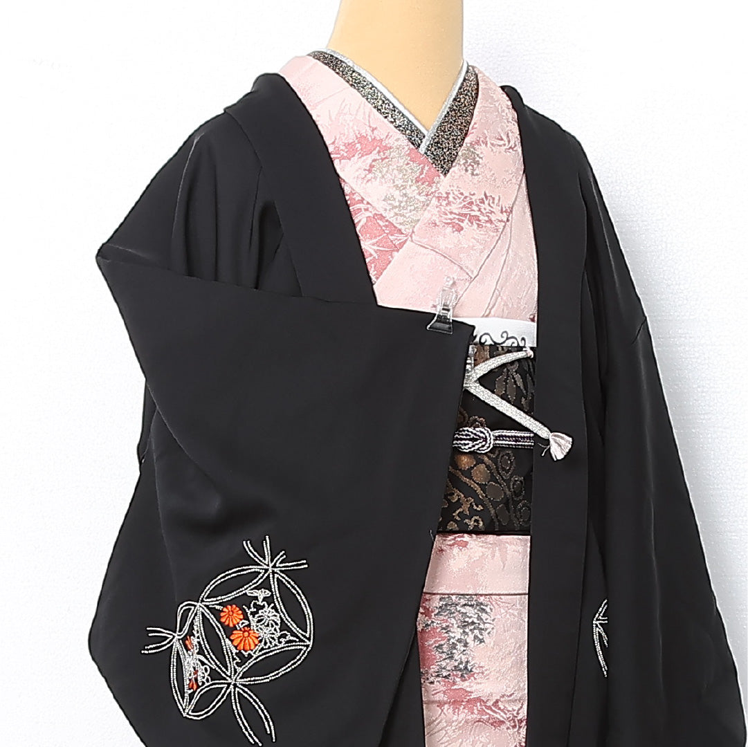 黒羽織 袷 身丈83cm 裄丈66cm 正絹 Sランク 一つ紋 (五三桐) セミフォーマル Mサイズ 刺繍 紐あり 七宝 牡丹 紅葉 小槌 黒系 RP 1233-12752