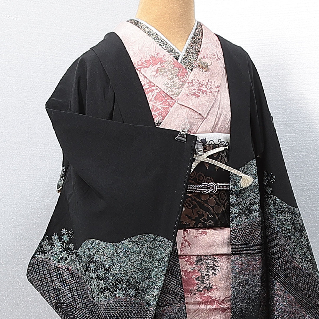 黒羽織 袷 身丈77cm 裄丈62cm 正絹 Sランク 一つ紋 (五三桐) セミフォーマル Sサイズ 漆糸 紐あり 流水 菊 笹 黒系 RP 1233-14625