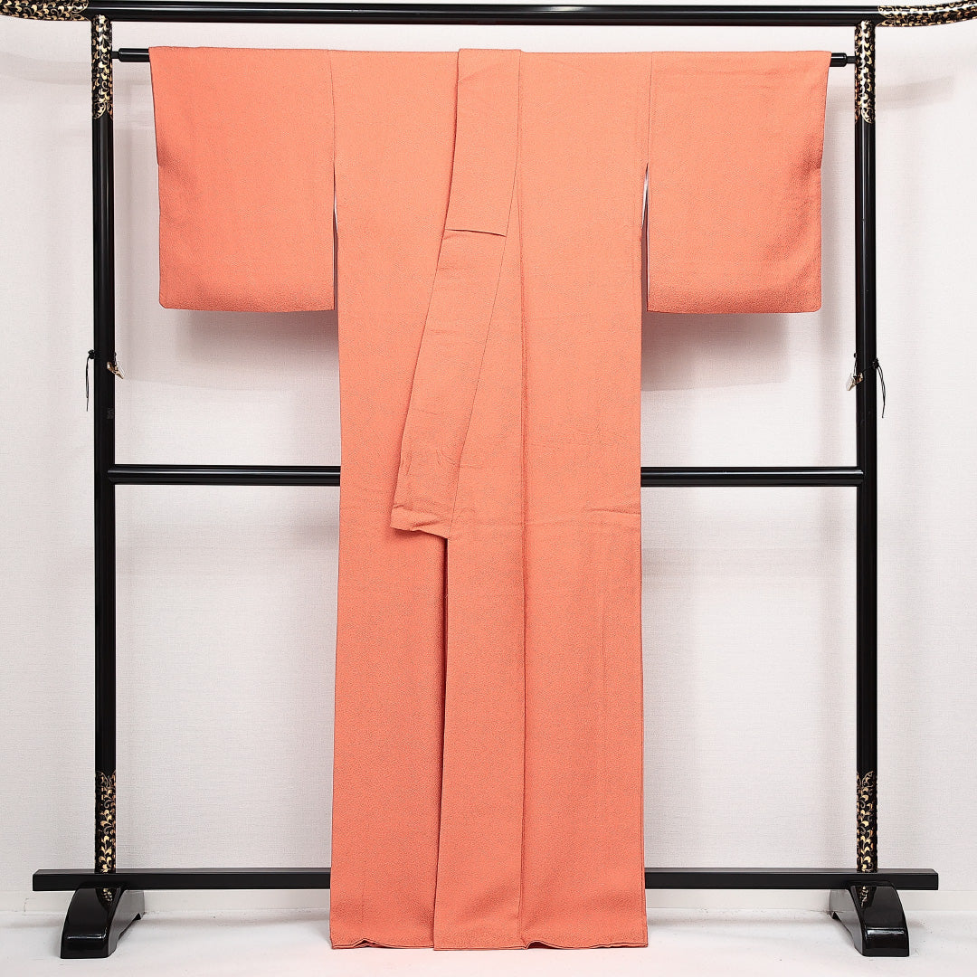 色無地 袷 身丈165cm 裄丈63cm 正絹 Sランク 一つ紋 (剣片喰) 紋意匠 (紗綾形) セミフォーマル 広衿 XLサイズ ふくれ織 ピンク系 RP 1219-14113