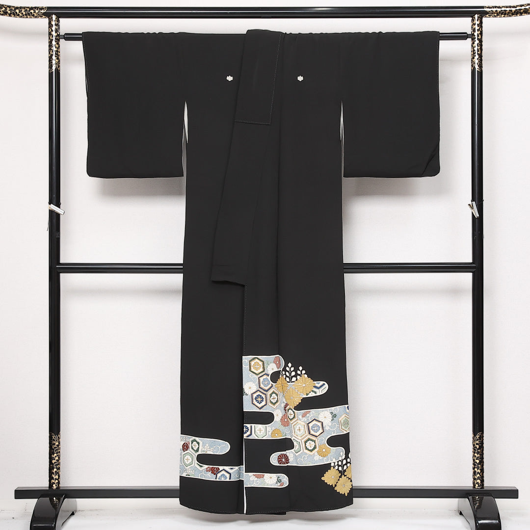 黒留袖 五つ紋 五三桐 身丈156cm 裄丈64cm Aランク 正絹 袷 比翼 広衿 M エ霞 花菱亀甲 フォーマル 古典的 しとやか 黒系 1211-F0594