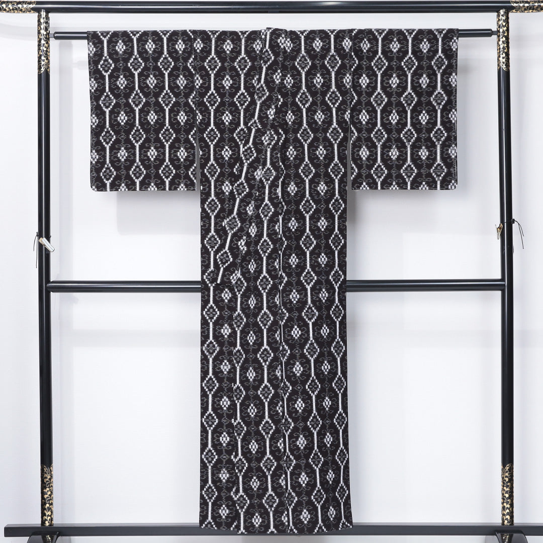 紬 単衣 身丈152cm 裄丈61cm 正絹 Sランク カジュアル バチ衿 Sサイズ 幾何学柄 黒系 RP 1223-12339
