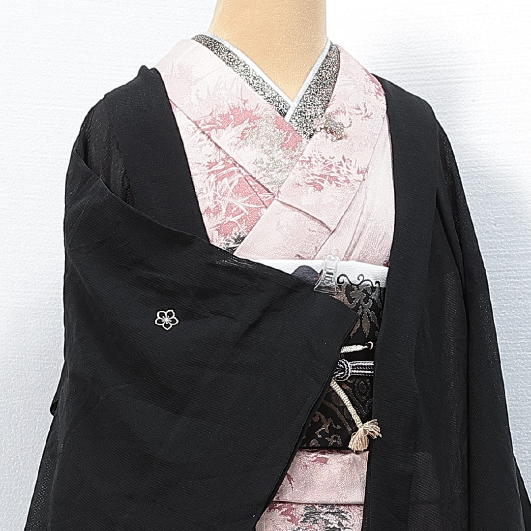黒羽織 夏物 絽 身丈84cm 裄丈64cm 正絹 Sランク Mサイズ 三つ紋（桔梗） セミフォーマル 紐あり 無地 黒系 1217-14700