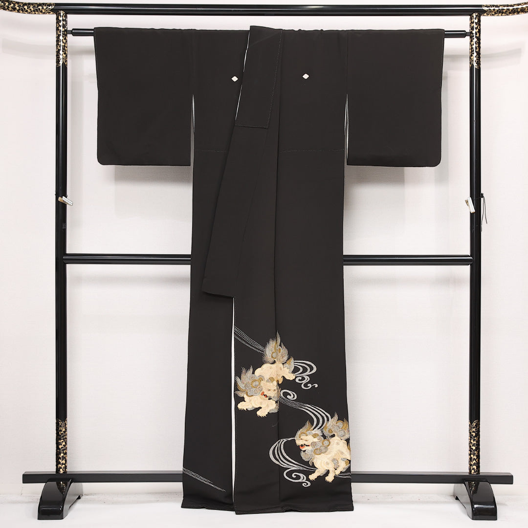 黒留袖 五つ紋 花菱 身丈164cm 裄丈64cm Aランク ポリエステル 洗える着物 袷 比翼 広衿 L 刺繍 唐獅子 フォーマル 独創的 重厚感 黒系 1211-F0579