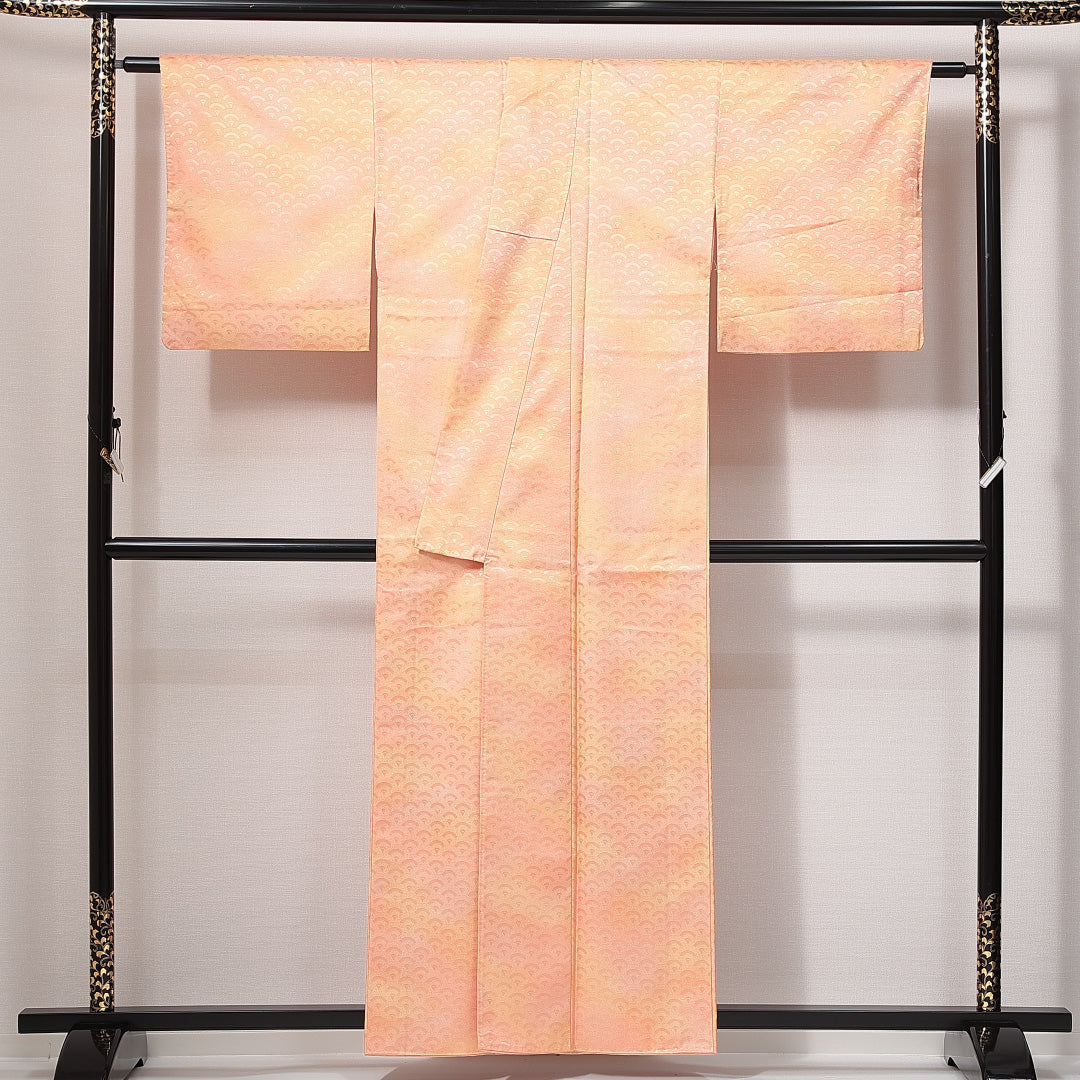 色無地 洗える着物 袷 身丈158cm 裄丈63cm ポリエステル Sランク Mサイズ 広衿 インフォーマル 紋意匠 青海波 朱系 ピンク系 1214-14821